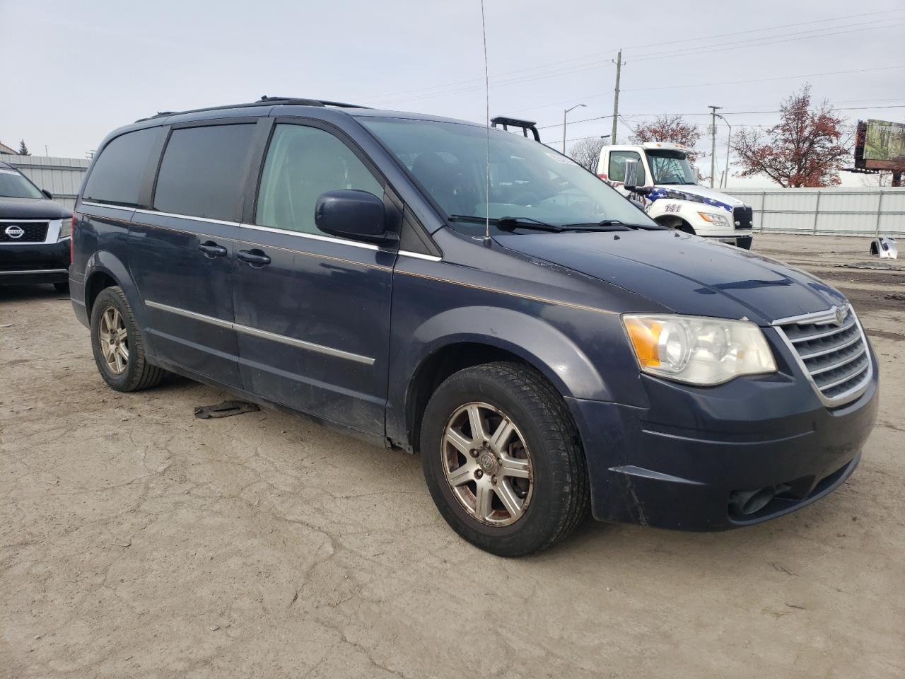 2009 Chrysler Town & Country - Image 4