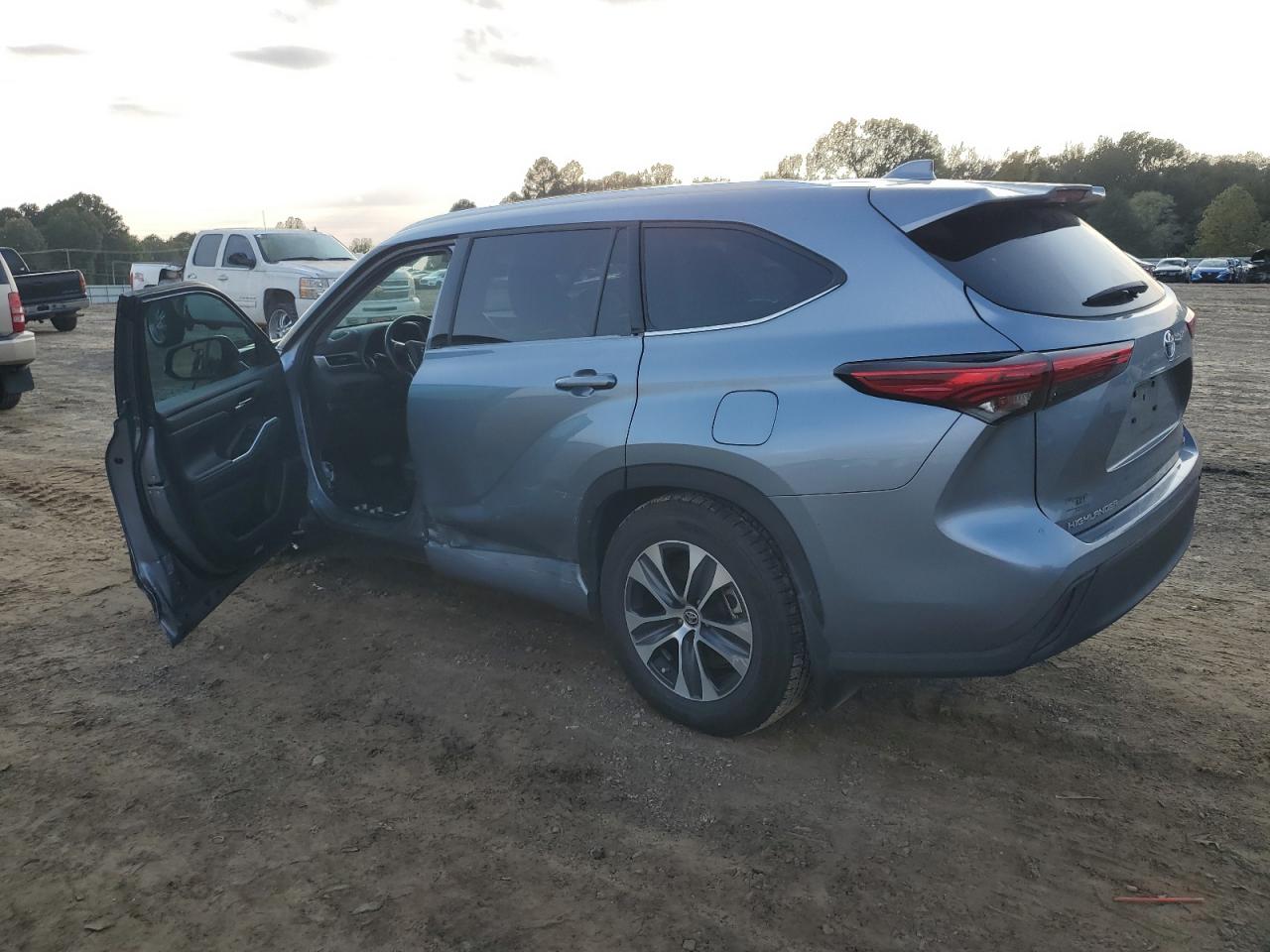 2021 Toyota Highlander - Image 2