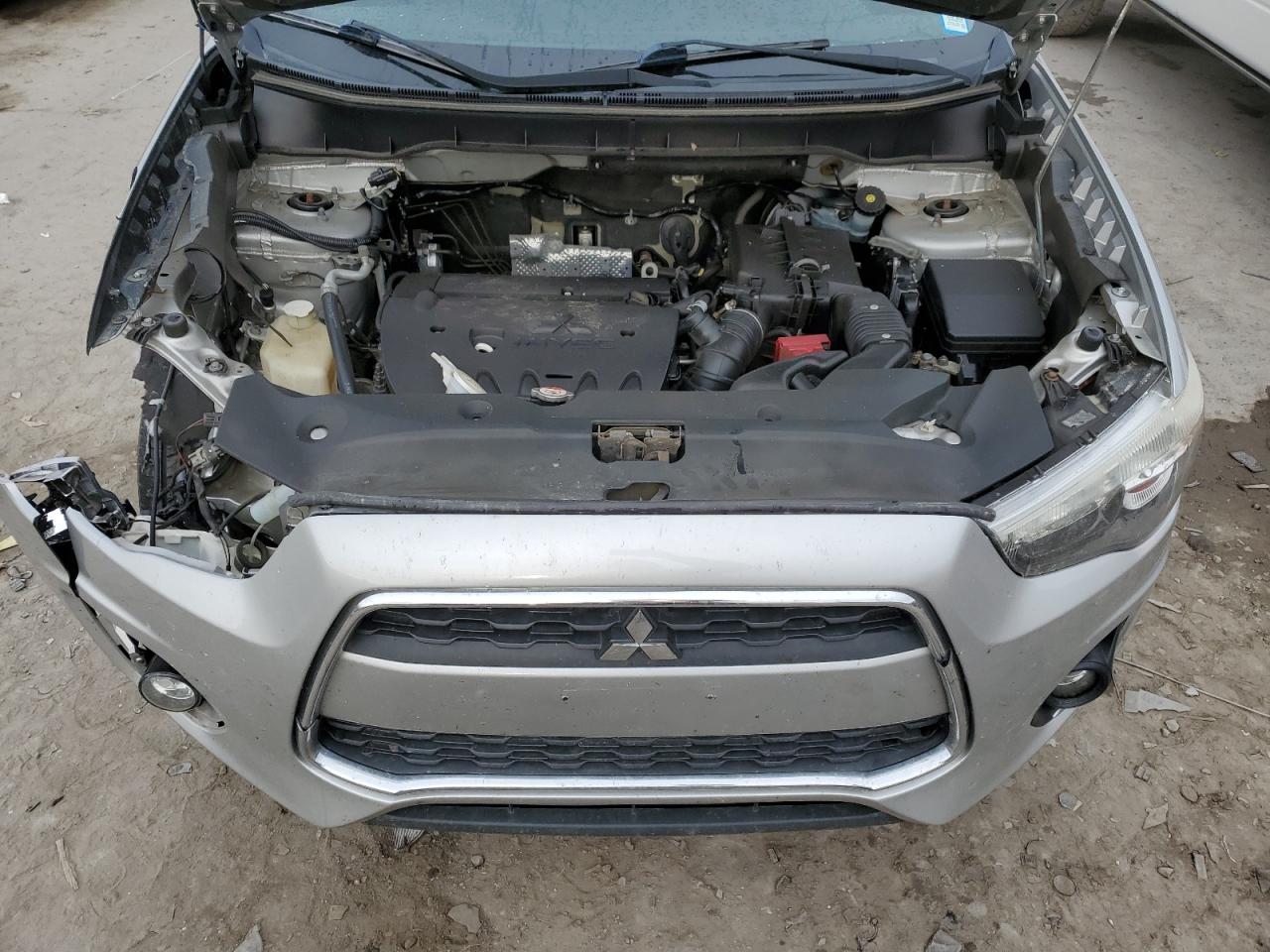 2014 Mitsubishi Outlander - Image 12