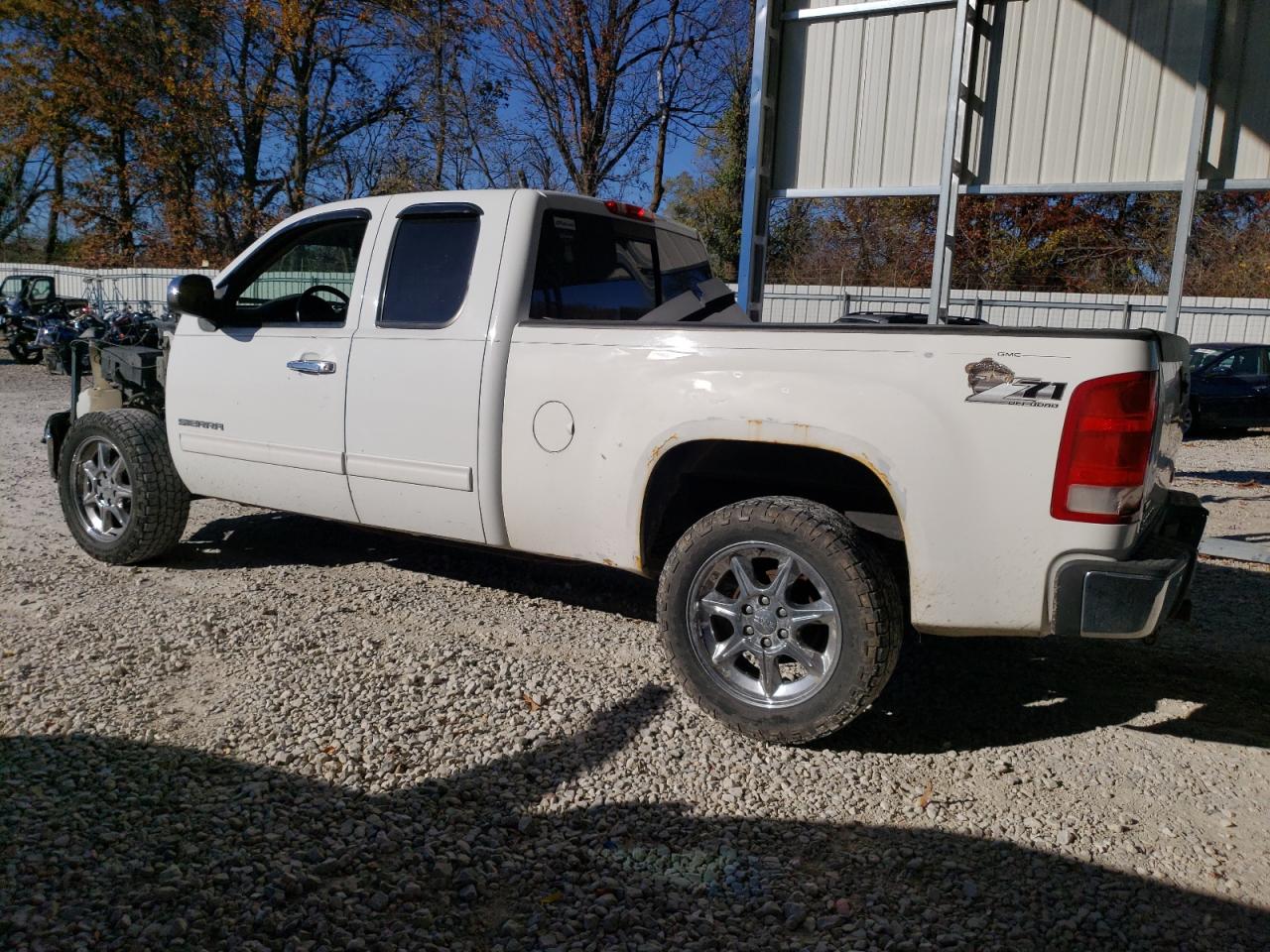 2011 GMC Sierra - Image 2
