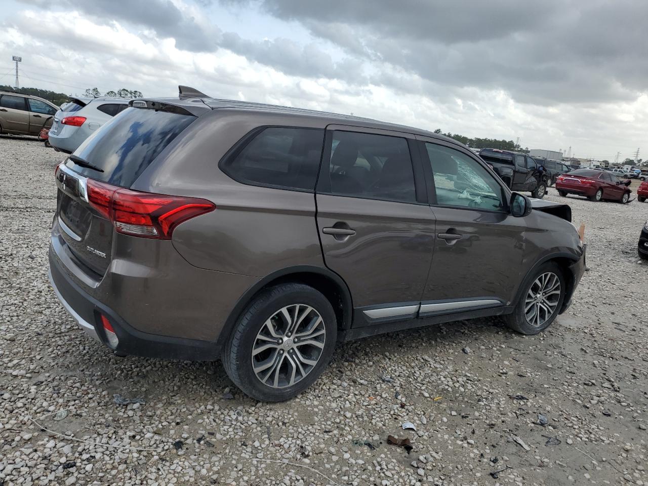 2017 Mitsubishi Outlander - Image 3