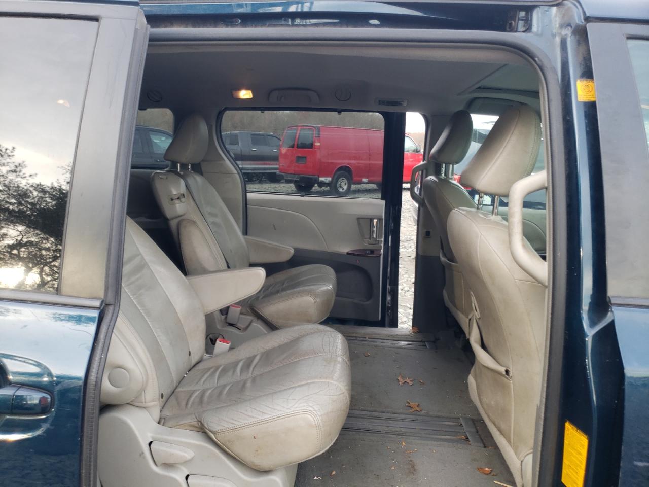 2011 Toyota Sienna - Image 11