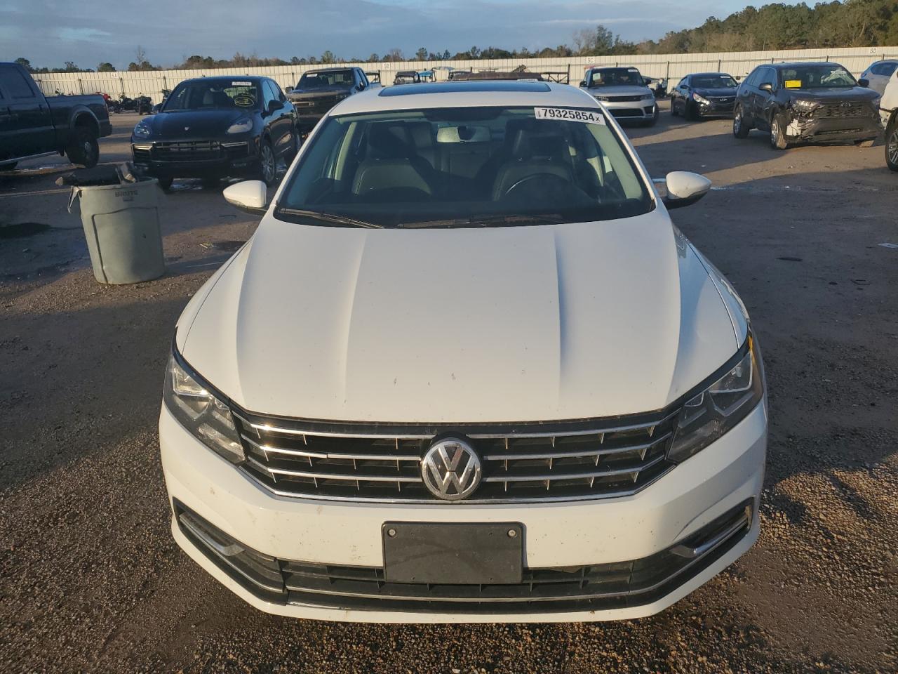 2017 Volkswagen Passat - Image 5