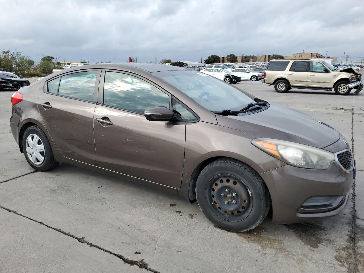 VIN KNAFX4A65F5257437 2015 KIA FORTE no.4