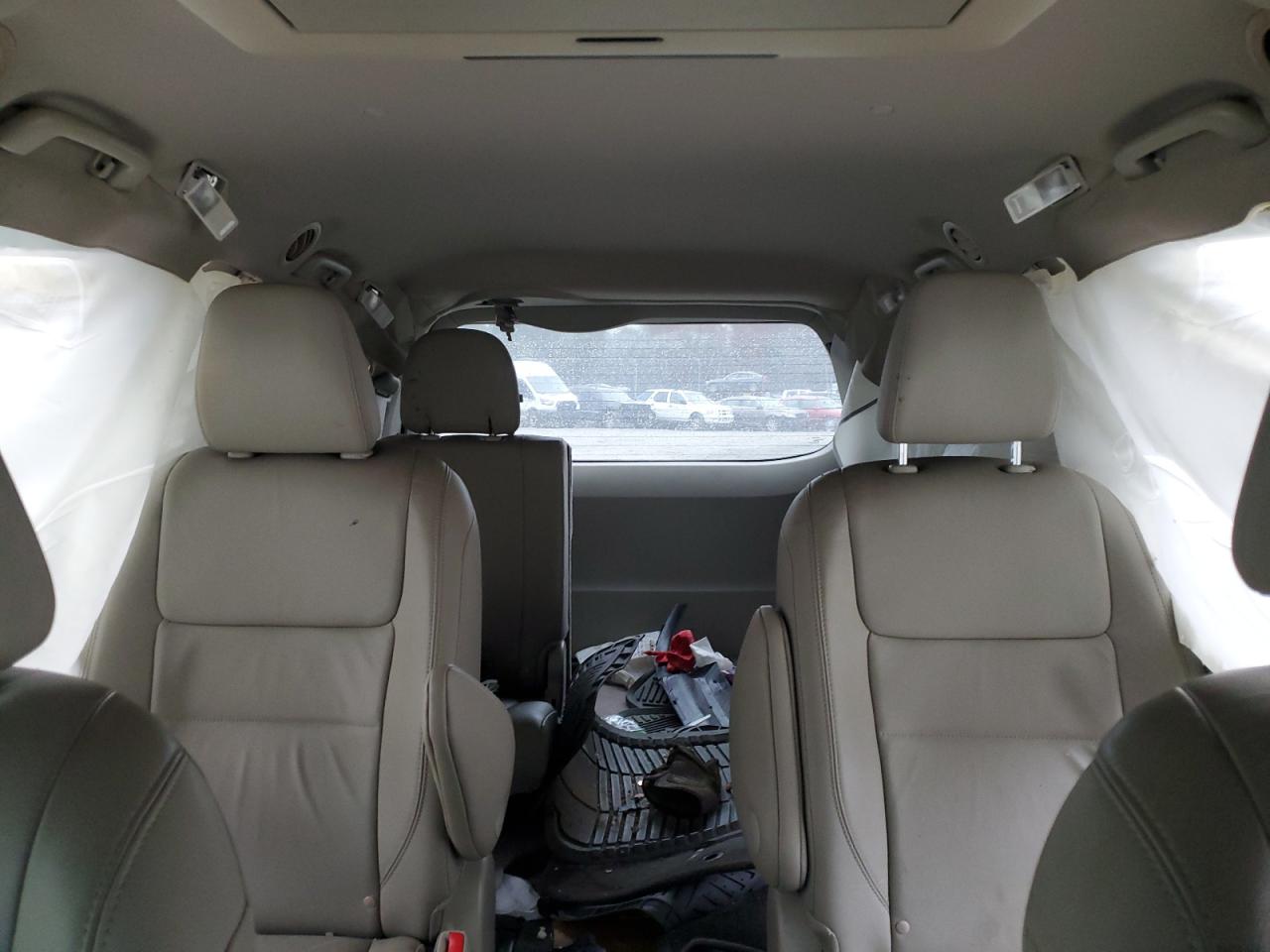 2015 Toyota Sienna - Image 10