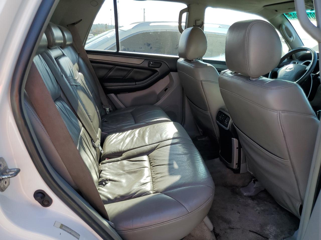2004 Toyota 4Runner - Image 11