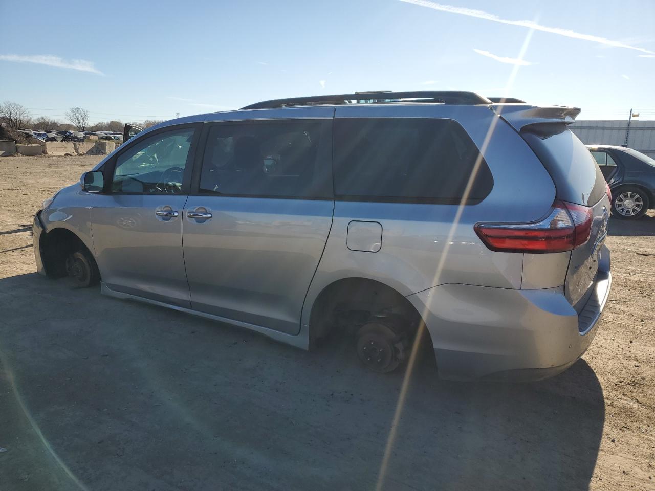 2020 Toyota Sienna - Image 2