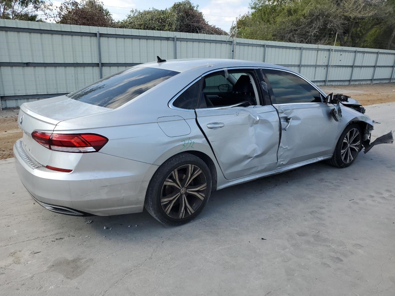 2021 Volkswagen Passat - Image 3