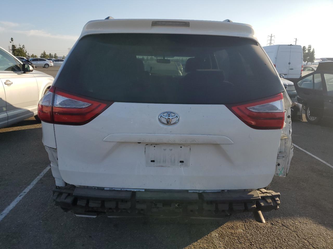 2015 Toyota Sienna - Image 6