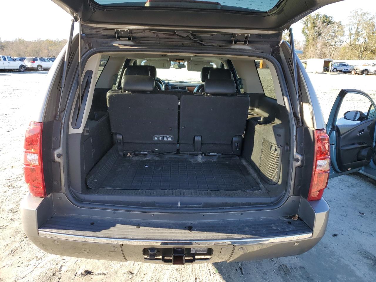 2012 Chevrolet Suburban - Image 6