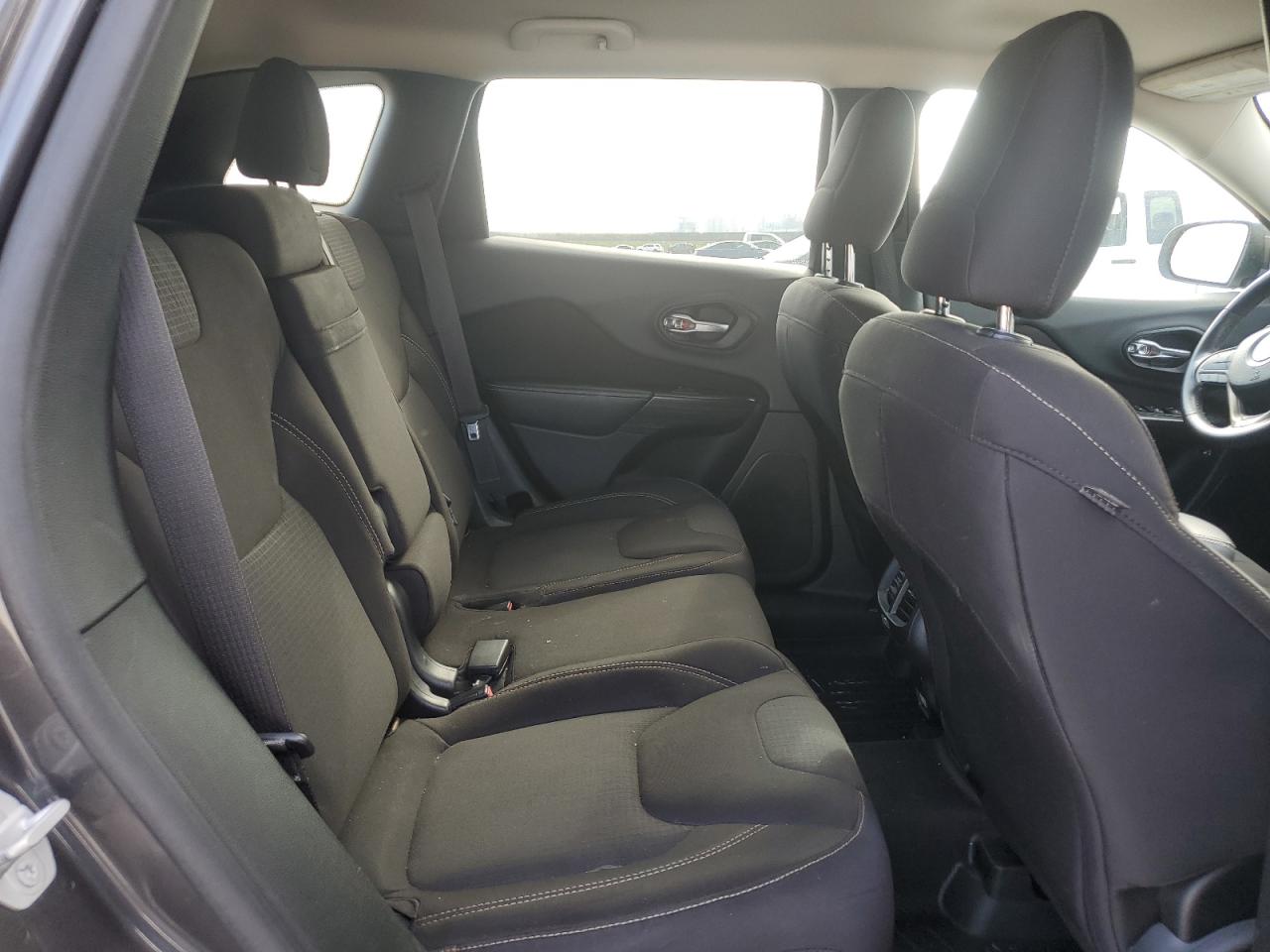 2015 Jeep Grand Cherokee - Image 11