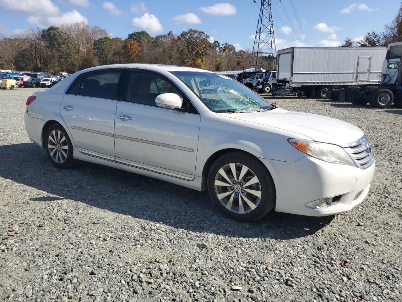 2011 Toyota Avalon - Image 4
