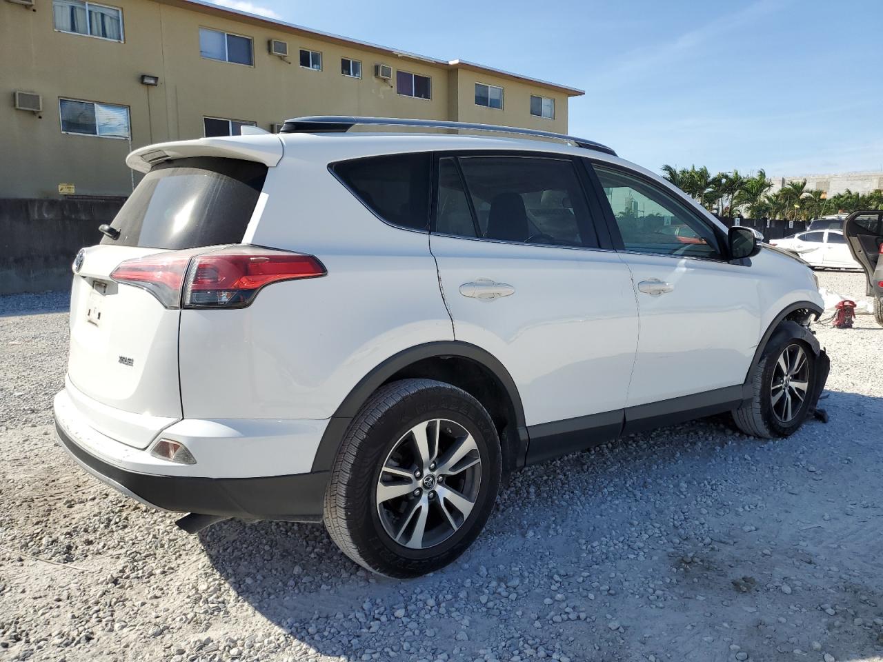 2018 Toyota RAV 4 - Image 3
