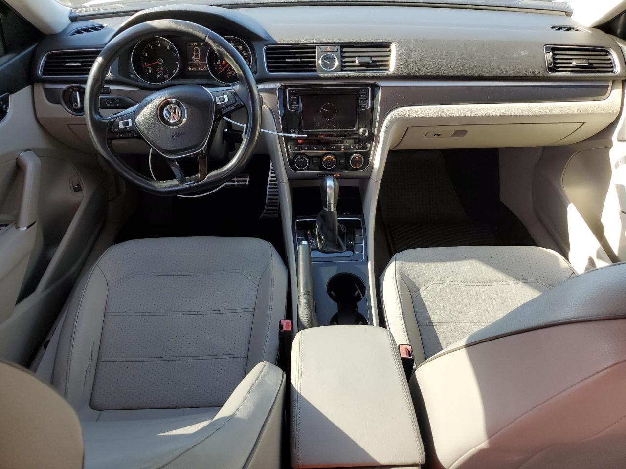2017 Volkswagen Passat - Image 8