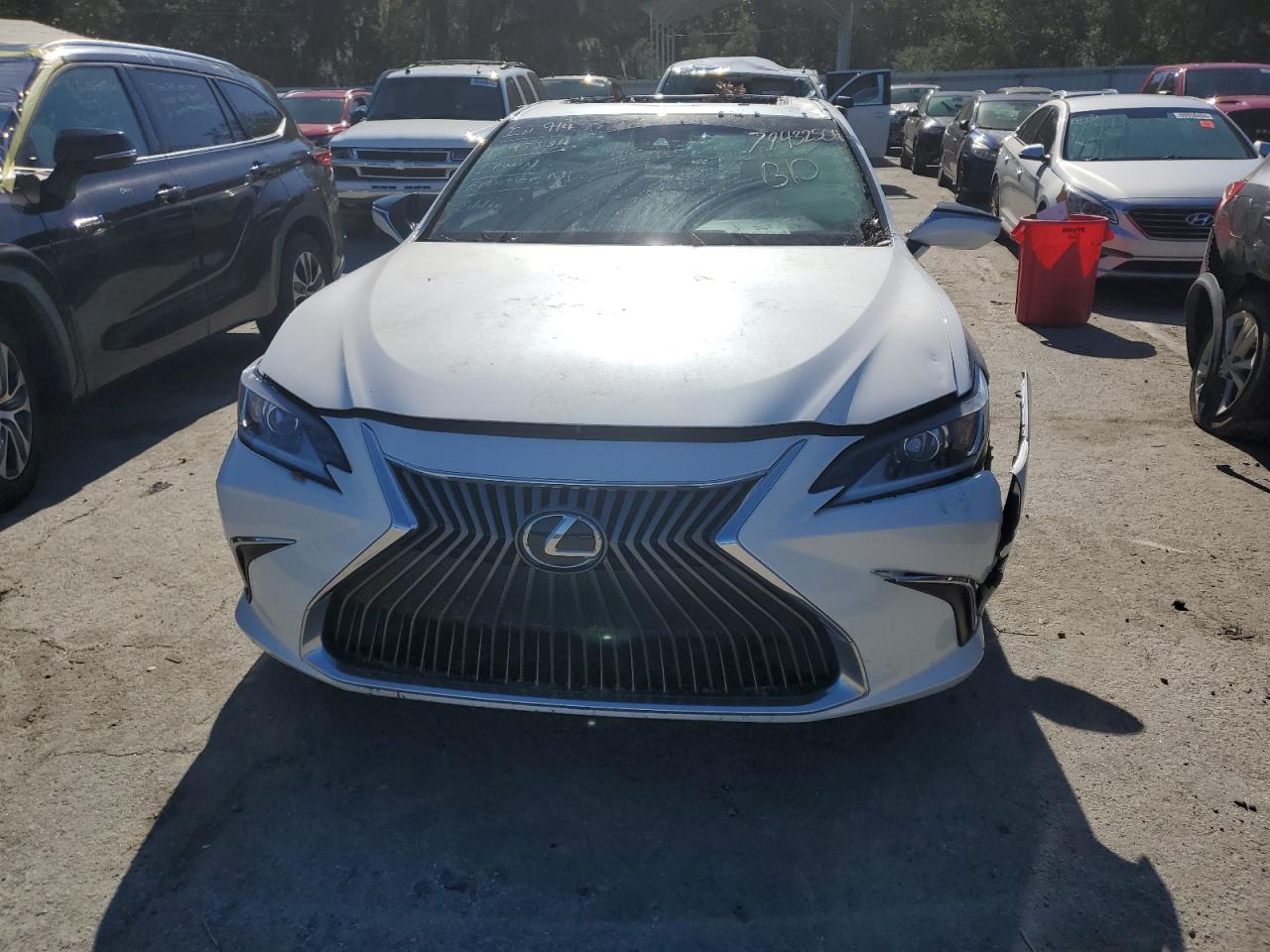 2019 Lexus ES - Image 5