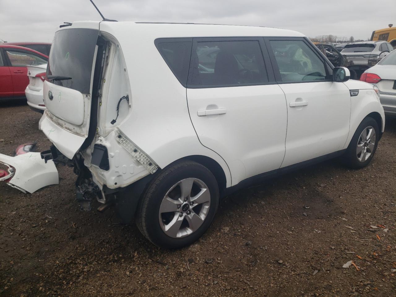 VIN KNDJN2A29J7563400 2018 KIA SOUL no.3