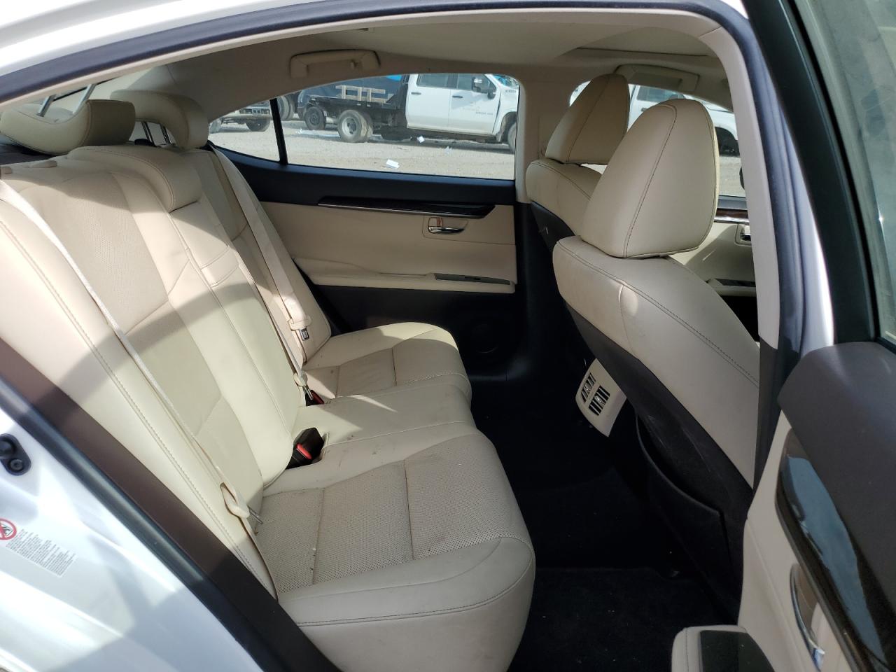 2016 Lexus ES - Image 10