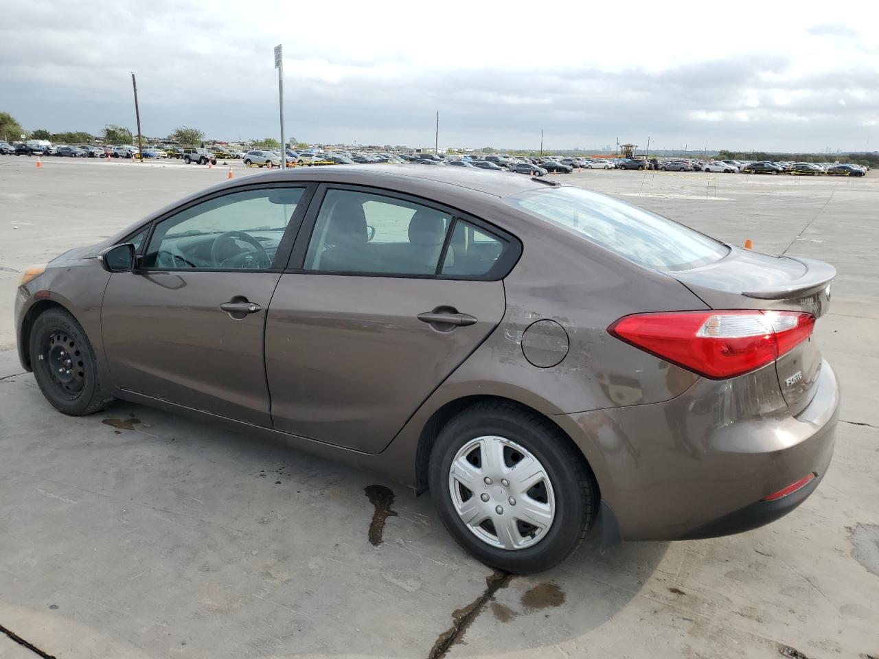 VIN KNAFX4A65F5257437 2015 KIA FORTE no.2