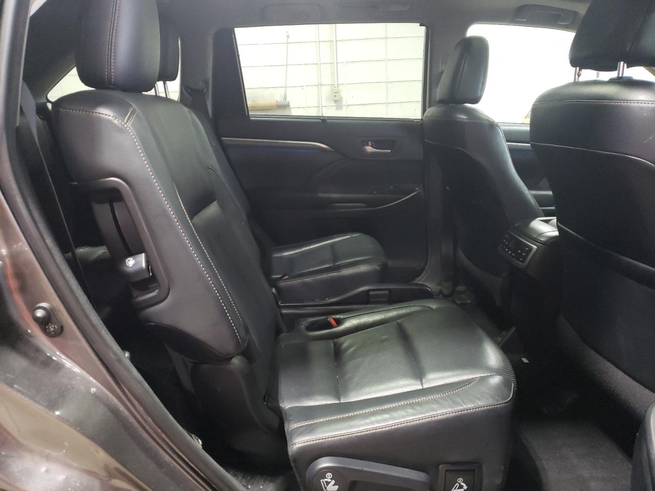 2017 Toyota Highlander - Image 11