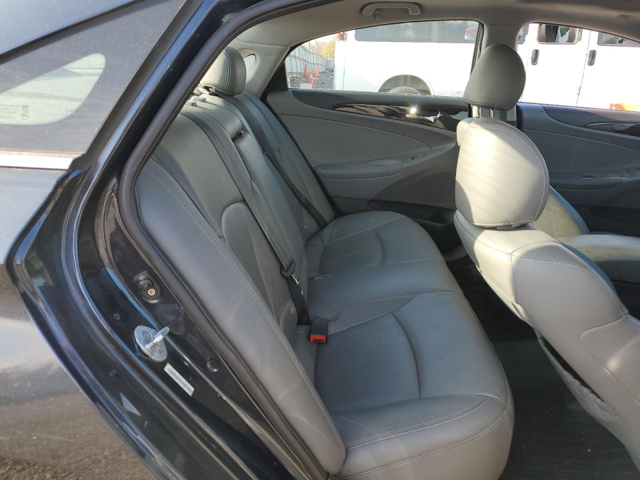 2011 Hyundai Sonata - Image 11