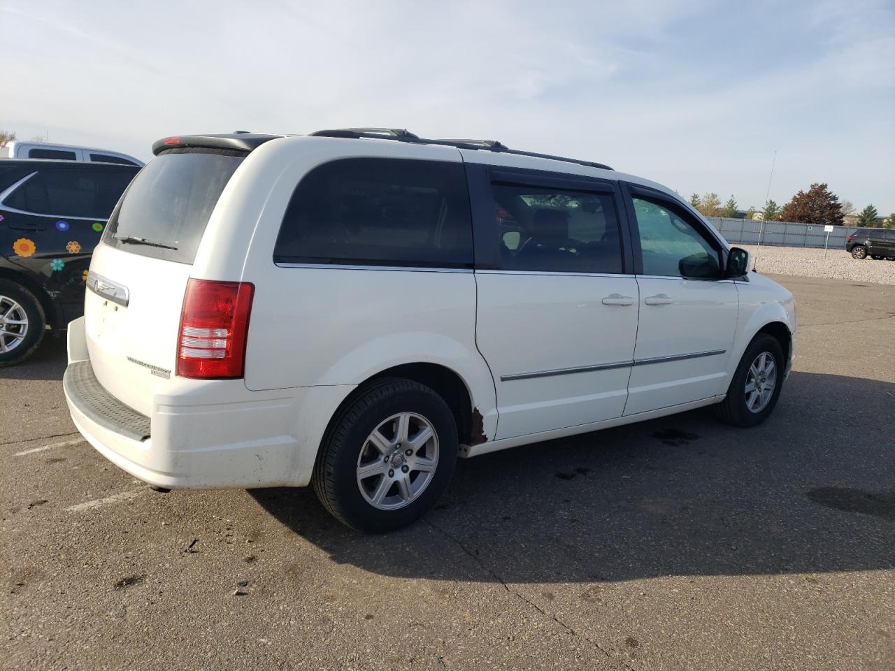 2010 Chrysler Town & Country - Image 3