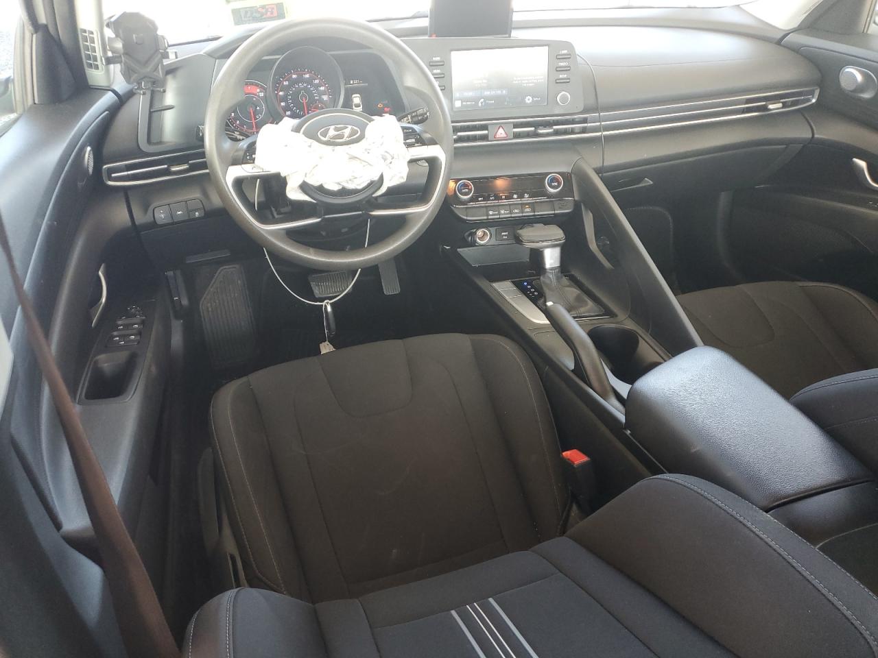 2021 Hyundai Elantra - Image 8