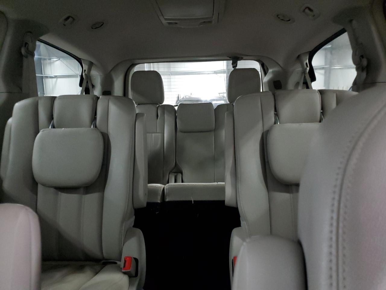 2016 Chrysler Town & Country - Image 10