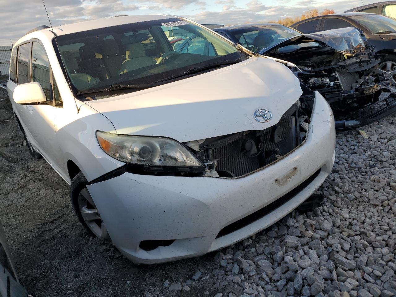 2012 Toyota Sienna - Image 4