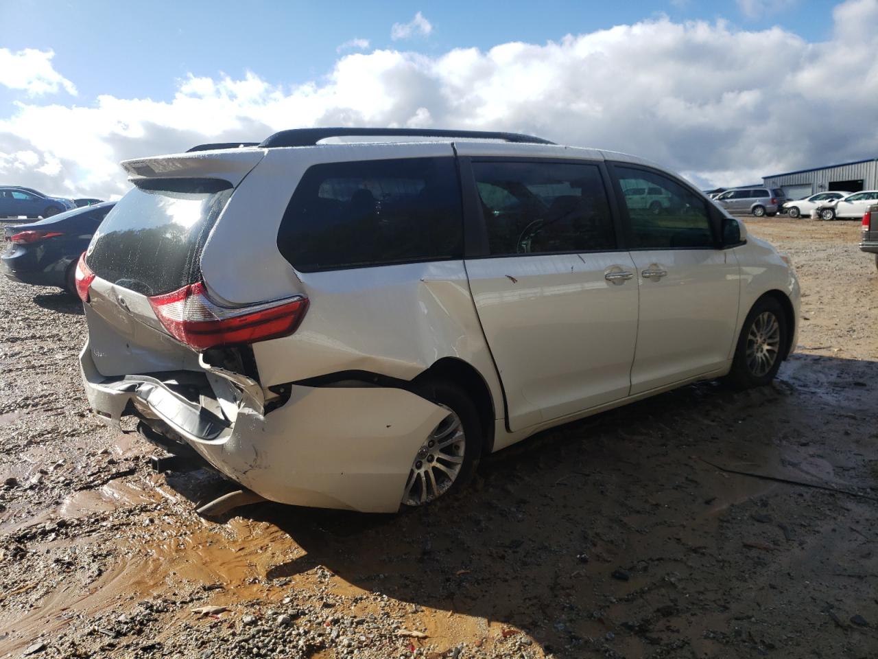 2016 Toyota Sienna - Image 3