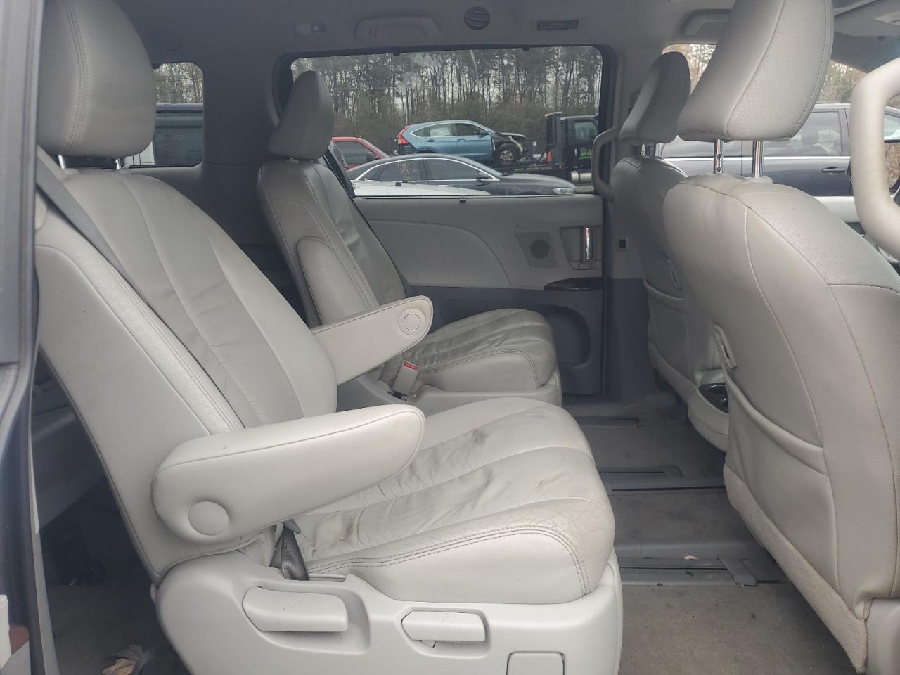 2012 Toyota Sienna - Image 11