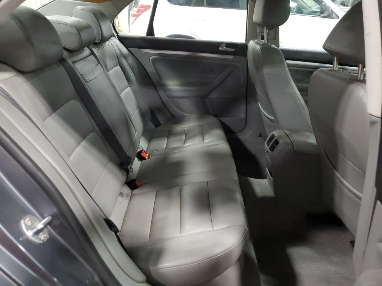 2005 Volkswagen Jetta - Image 10
