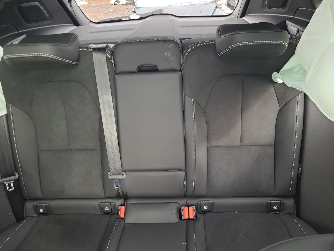 2023 Volvo XC40 - Image 10