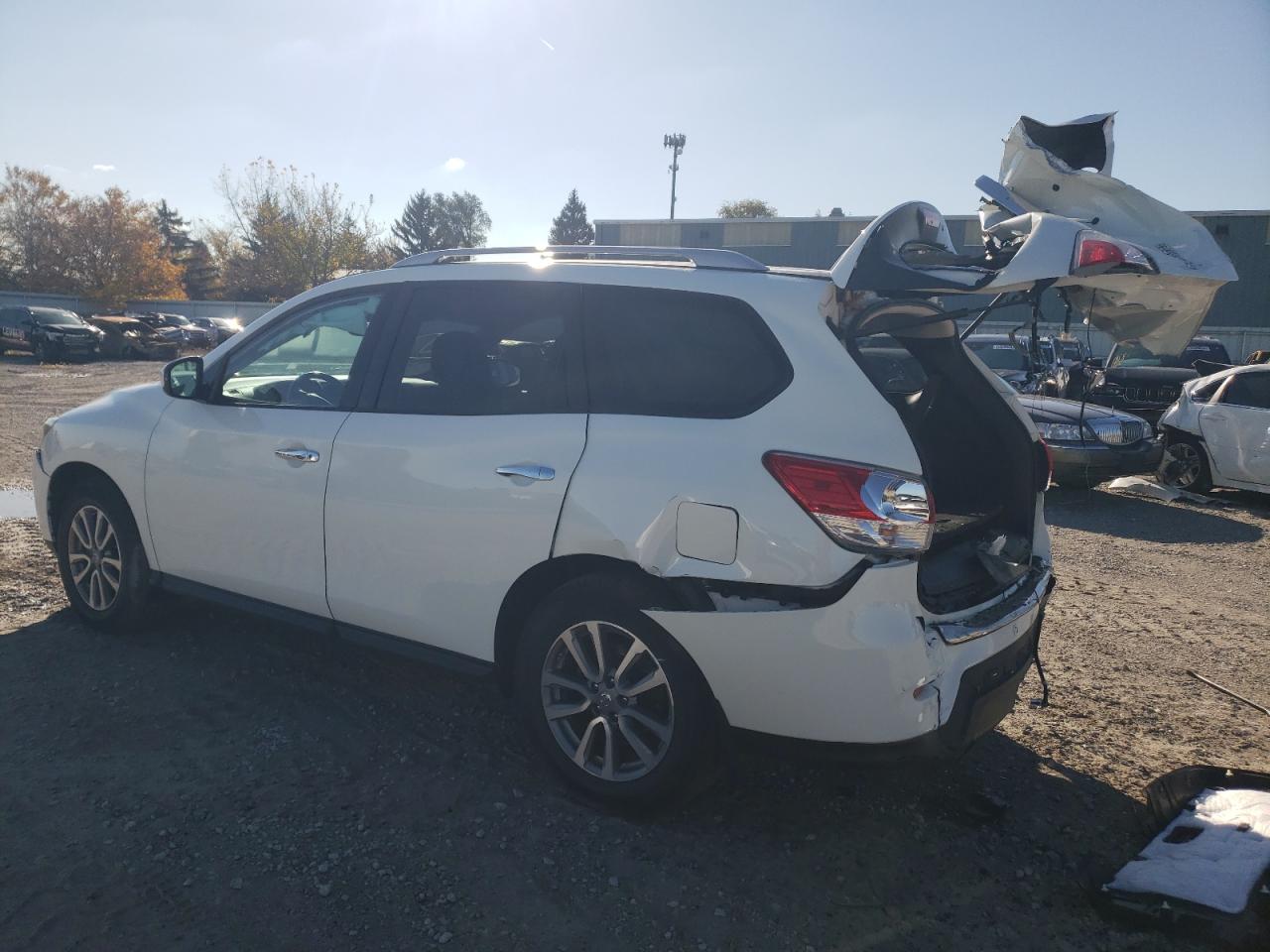 2016 Nissan Pathfinder - Image 2