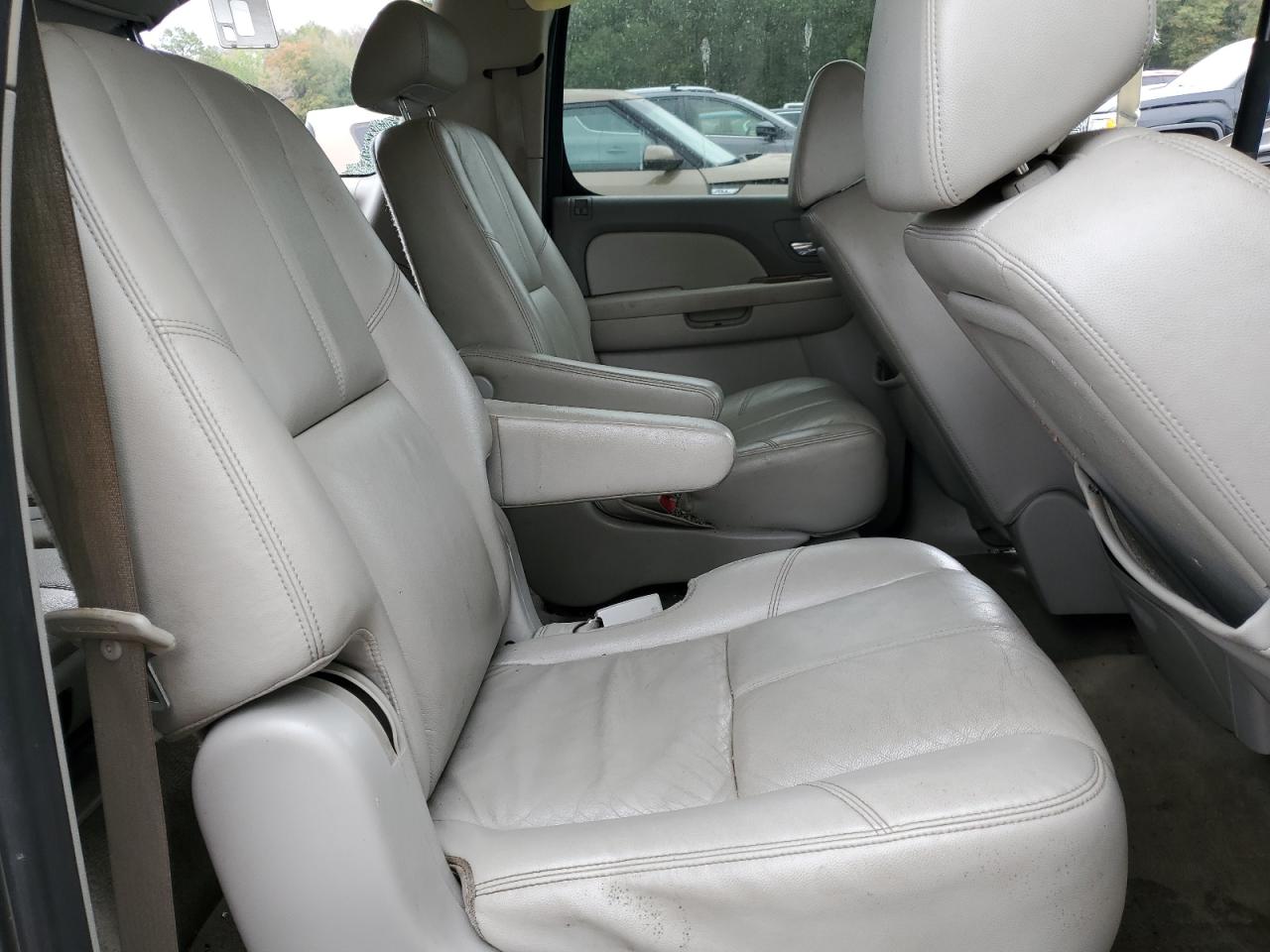 2008 Chevrolet Suburban - Image 11