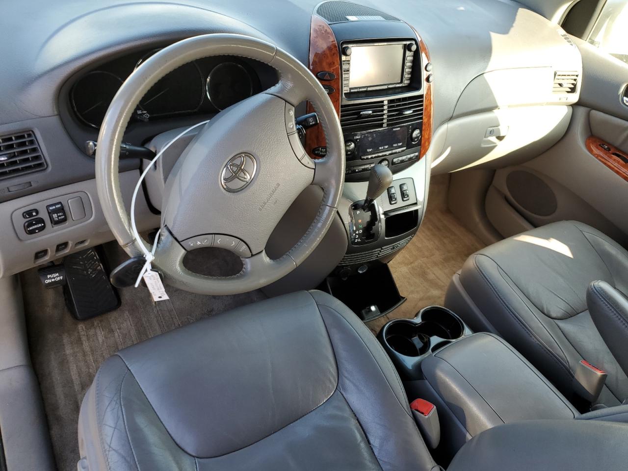 2010 Toyota Sienna - Image 8