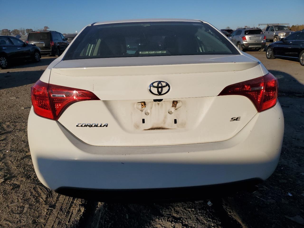 2018 Toyota Corolla L VIN: 2T1BURHE0JC011945 Lot: 79975224