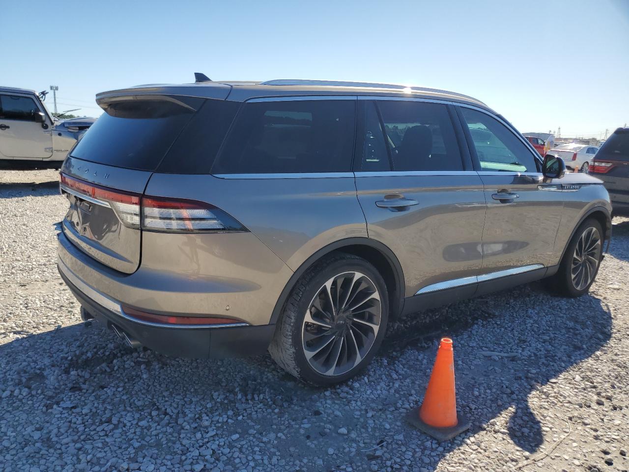 VIN 5LM5J7WC4MGL17718 2021 LINCOLN AVIATOR no.3