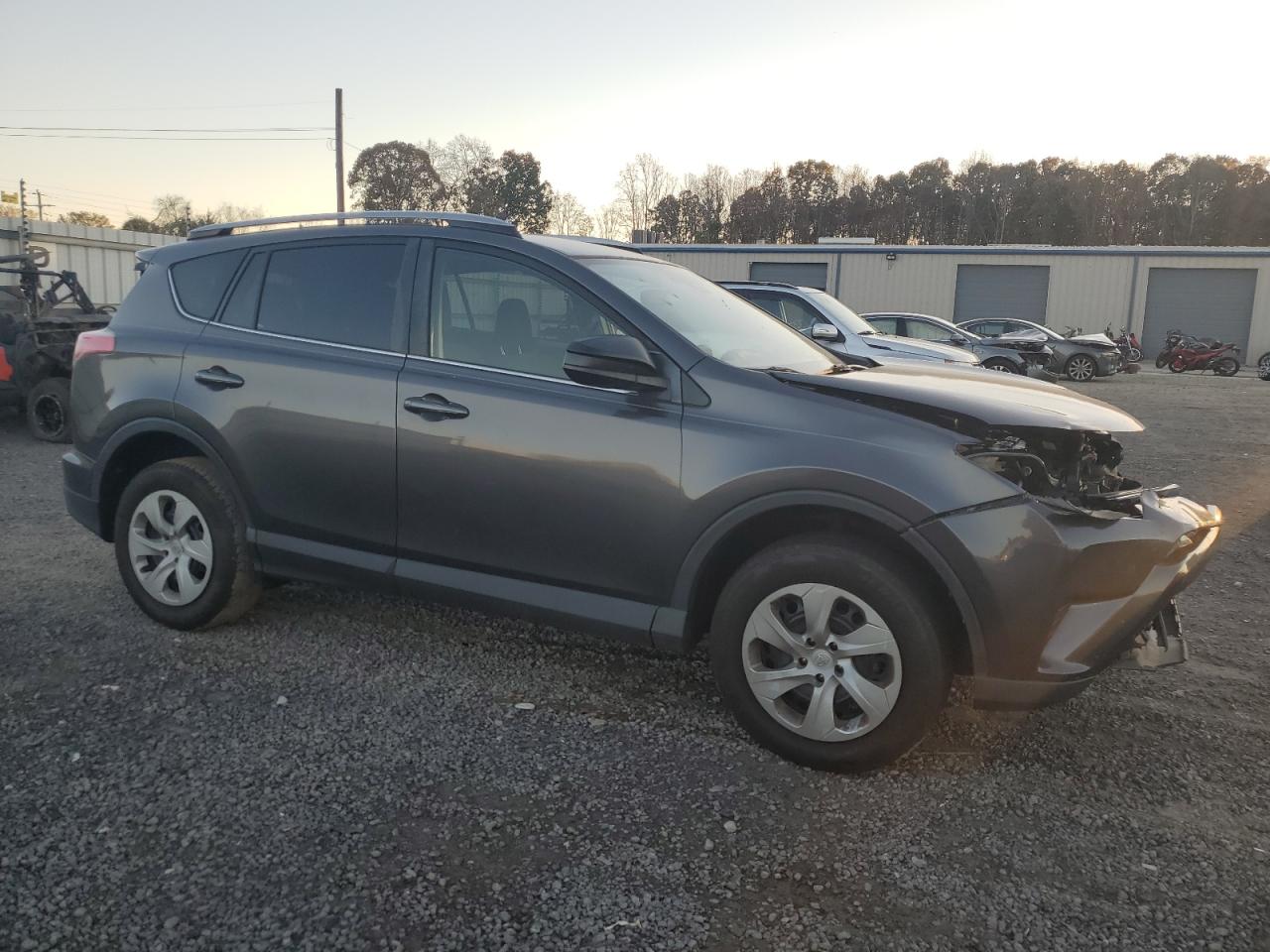 VIN JTMZFREV7HJ719590 2017 TOYOTA RAV4 no.4