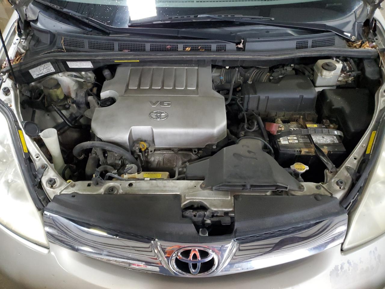 2010 Toyota Sienna - Image 12