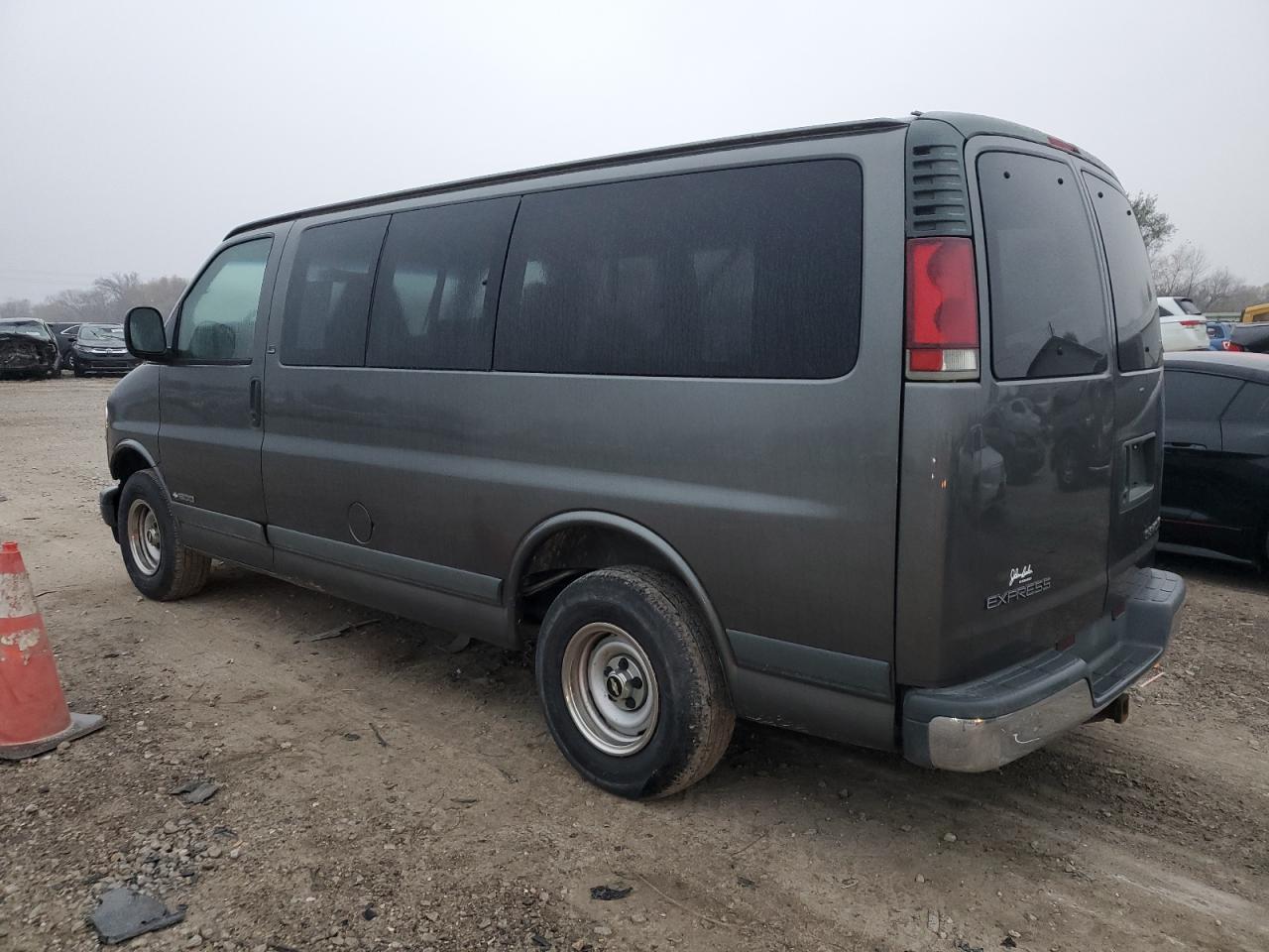 2000 Chevrolet Express - Image 2