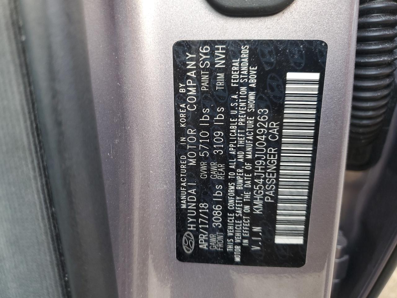 2018 Genesis G90 - Image 12