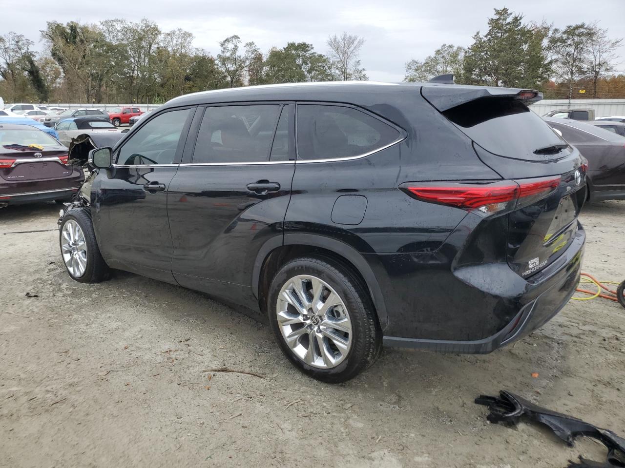 2023 Toyota Highlander - Image 2