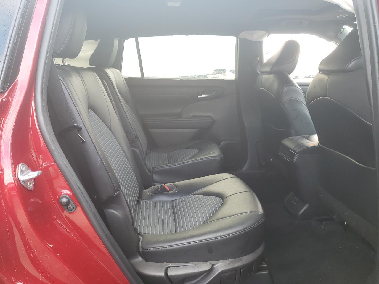 2022 Toyota Highlander - Image 12