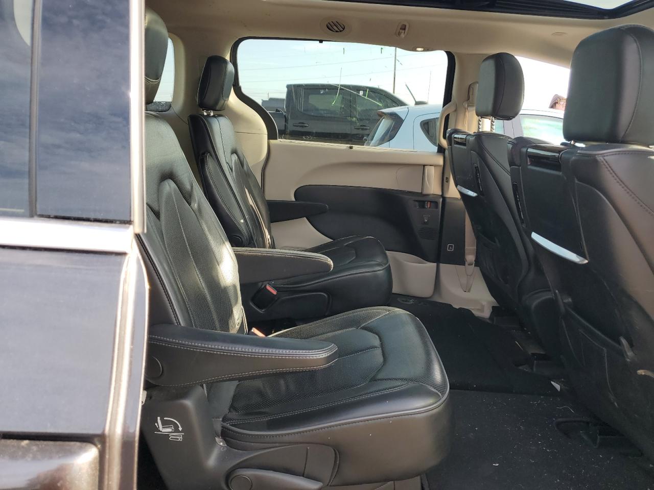 2020 Chrysler Pacifica - Image 11