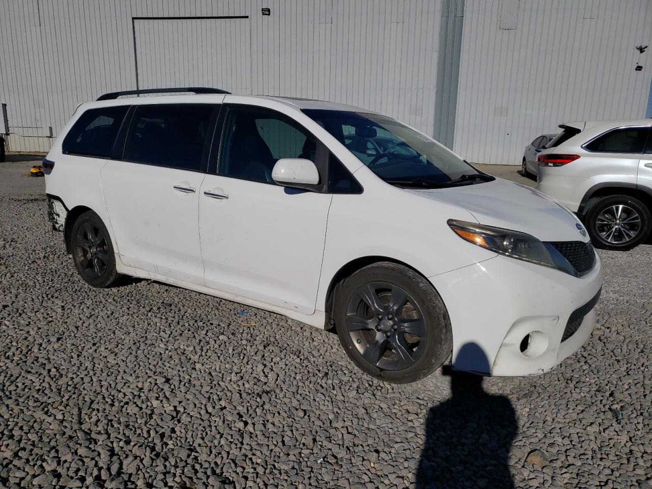 VIN 5TDXK3DC5GS734980 2016 TOYOTA SIENNA no.4