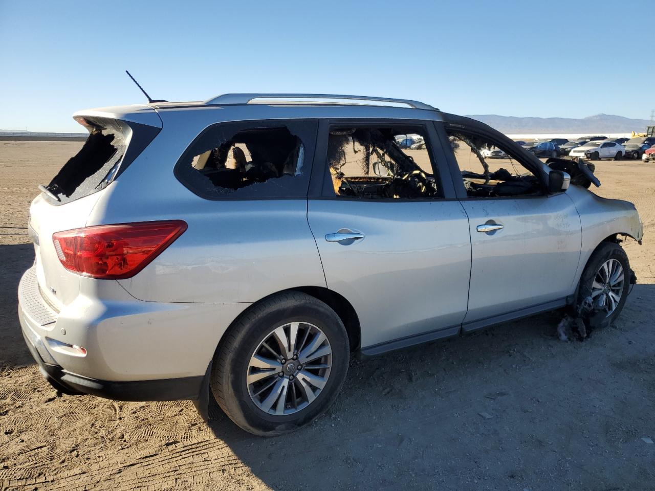 2017 Nissan Pathfinder - Image 3