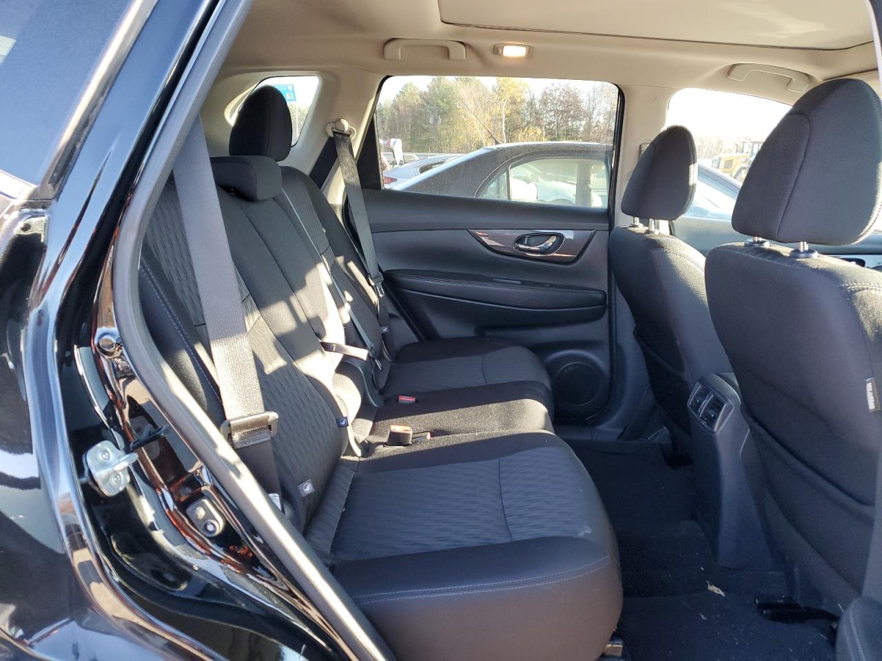 2018 Nissan Rogue - Image 11