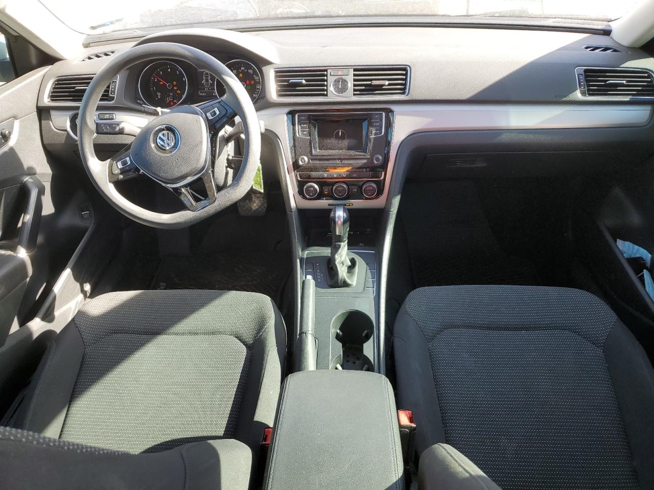 2017 Volkswagen Passat - Image 8