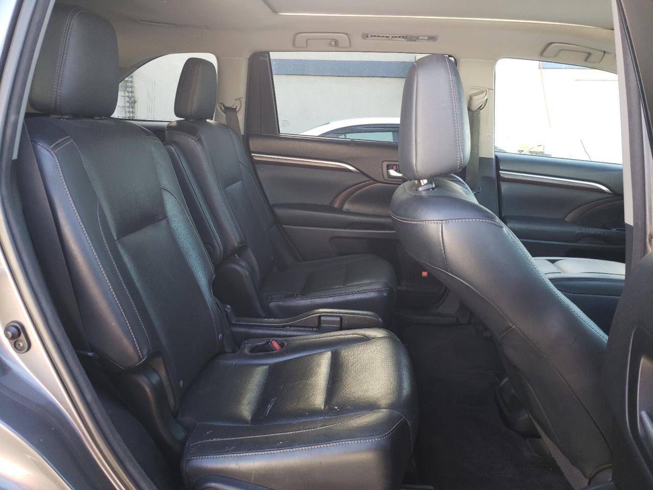 2015 Toyota Highlander - Image 11