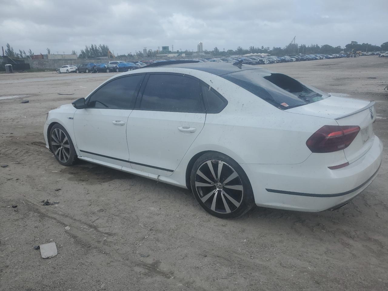 2018 Volkswagen Passat - Image 2